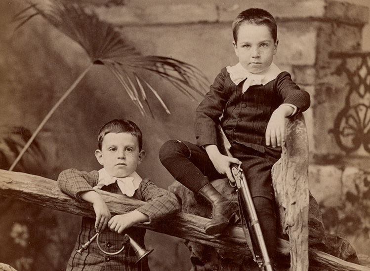 Brothers Alfred and Walter Pach as children